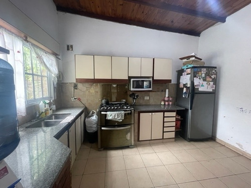 Imagen 6 de 9 de Venta - Casa En Esquina Con Jardín Y Pileta!