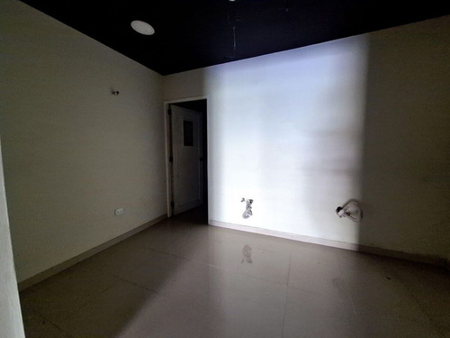 Local En Alquiler En Plaza Comercial Ubicada En Piantini, Santo Domingo, 53m2