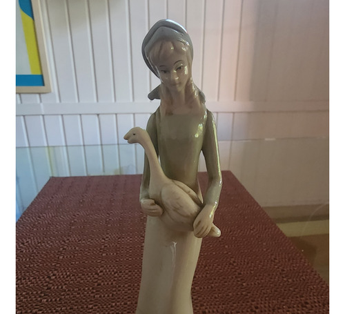 Estatuilla De Porcelana Tipo Lladro. Dama Con Ganso