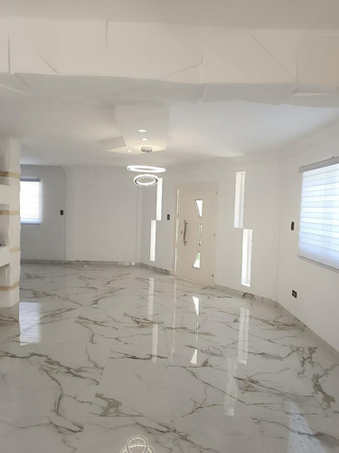 Casa En La Urb.el Trigal Norte, Ubicada En Calle Cerrada, Con Seguridad Garantizada. Zc.o