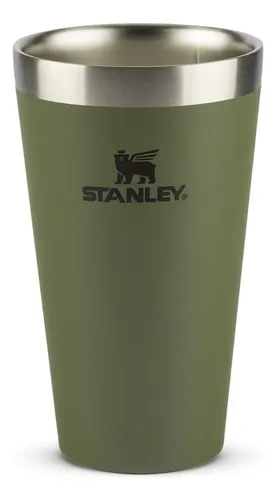Copo térmico Stanley modelo Adventure Pint de 473ml na cor verde Dried Pine, com acabamento liso e borda metálica.