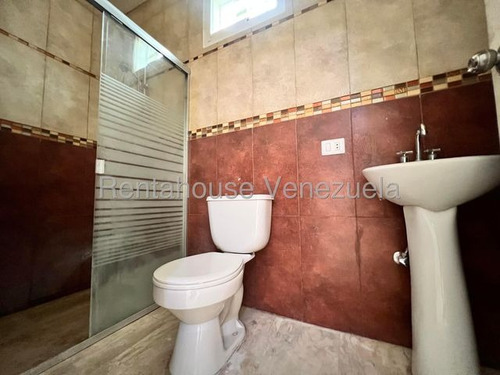 Jip 25-21531. Rentahouse Vende Hermosa Propiedad De 440 Mts2 De Terreno Y 230 Mts2 De Construccion, Rodeada De Jardines. En La Urb El Recreo. La Victoria