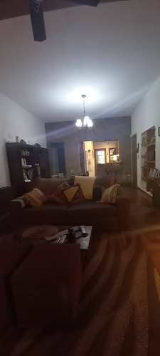 Casa Con Jardín Trasero En Hermoso Barrio.