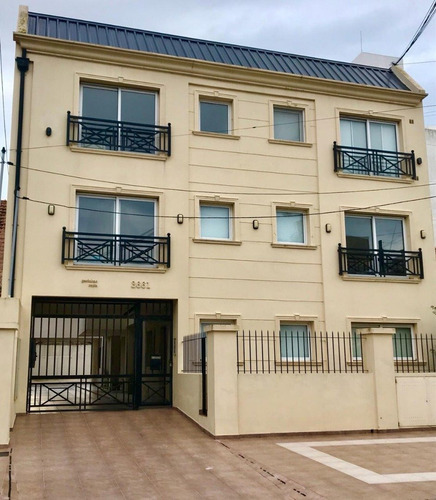 Imagen 1 de 14 de Venta Departamento De Dos Ambientes A La Calle Con Espacio De Cochera. Muy Luminoso. Zona Perla Norte.
