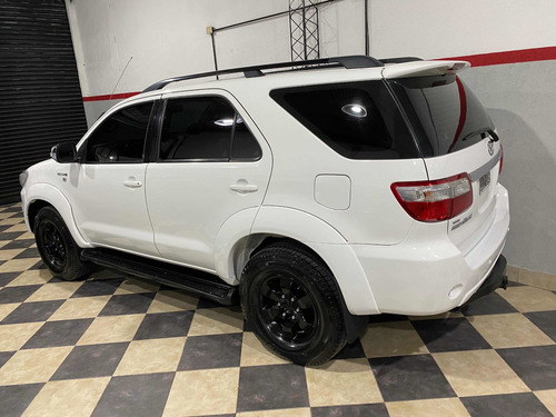 Imagen 4 de 14 de Toyota Hilux Sw4 2011 Blanca 7 Asientos 4x4 Impecable Permut