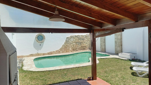 Hermosa Casa 4 Dormit, Pileta Con Caldera, Quincho, Baño Con Jacuzzi. B° Villa Cabrera