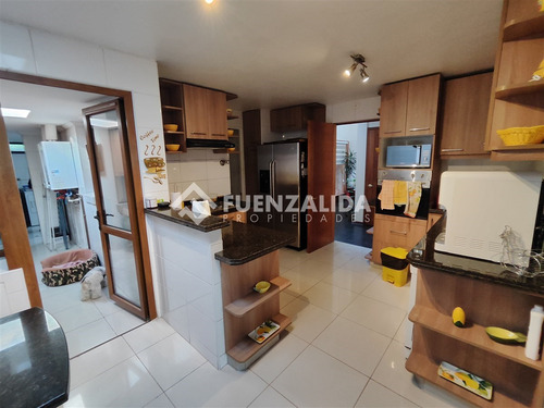 Casa En Venta De 5 Dorm. Condominio, San Carlos De Apoquindo