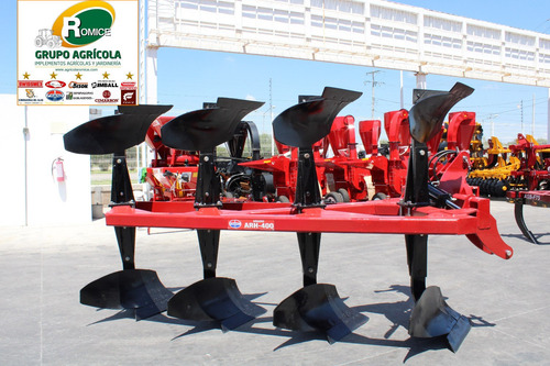 Imagen 1 de 12 de Arado Hidraulico Agricola 4 Rejas Marca Famaq P Tractor