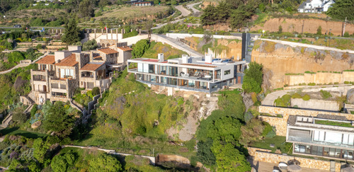 Moderna E Imponente Casa En Primera Línea Al Mar