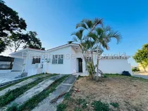 Comprar Erika Armeya Vende, Casa En La Urbanizacion Prados Del Golf De Cabudare. Flex: 25-15133