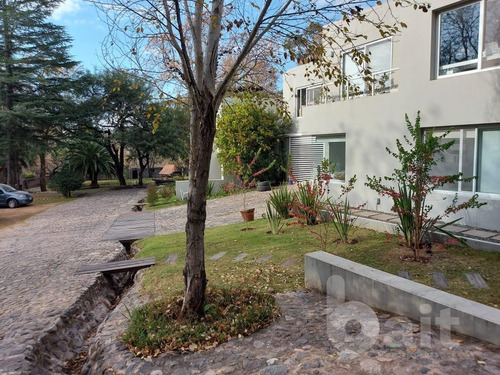 Imagen 4 de 21 de Venta Casa En Housing En Villa Warcalde 3 Dormitorios, Pileta.