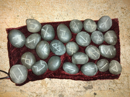 Runas Vikingas En Piedra (Usado)