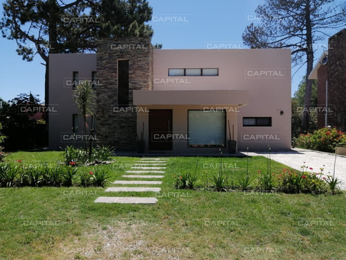 Casa En Venta Barrio Privado Punta Del Este Cinco Dormitorios- Ref: 30769