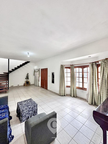 Casa En Venta De 6 Amb., 5 Dorm., Patio Y Cochera. Centro Campana