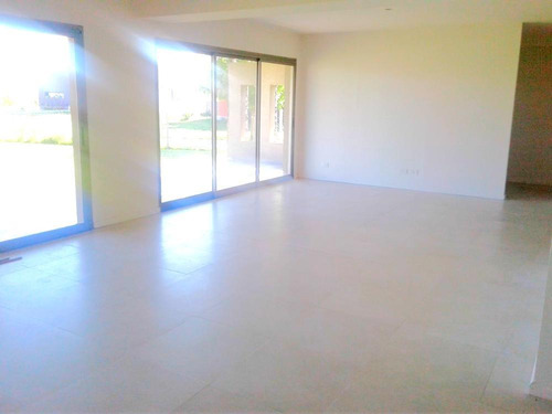 Casa En Venta En El Canton Con 3 Dormitorios. Con Renta