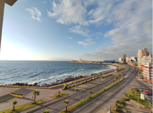 Lindo Depertamento Con Vista Al Mar, Manuel Verbal.