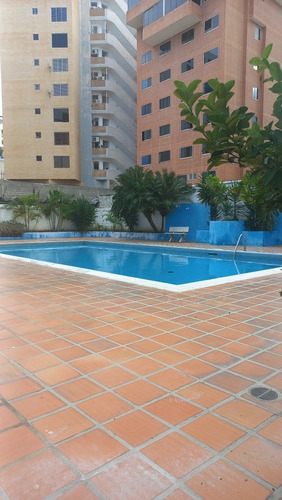 Imagen 4 de 20 de Apartamento En Playa Grande Con Inmejorable Ubicación. Vista Al Club Playa Grande Y Marina Grande. Luminoso,piso Medio. Edificio Bien Conservado.buen Condominio.