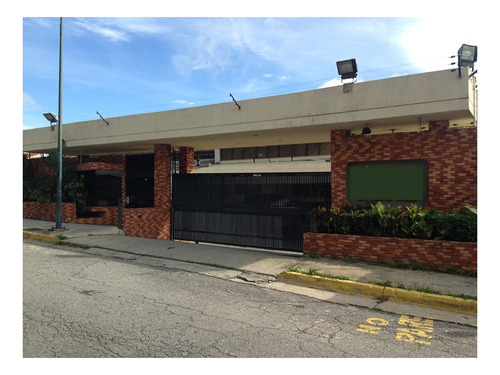 Se Vende Casa 400m2 4h+s/4.5b+s/3p Los Naranjos 6142