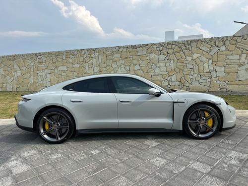 Taycan Turbo S 2021 Color Crayón