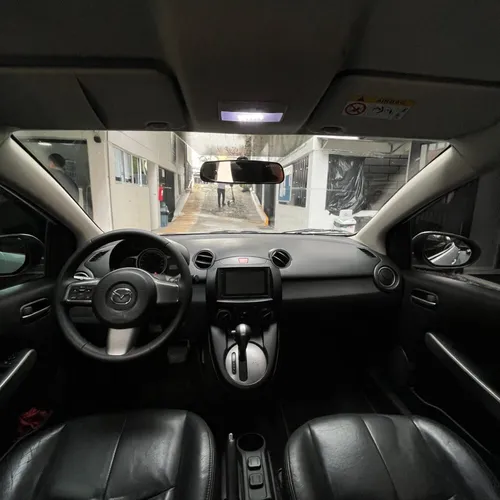 Mazda 2 Hb At 1.5cc 2015