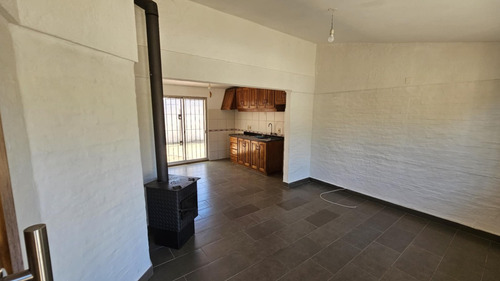 Ml Propiedades Alquila, Excelente Casa ,estilo Chalet Clásico De Dos Aguas, 2 Dormitorios, Jardín, Fondito, Calefactor Alto Rendimiento, A Pasos De Giannattasio.