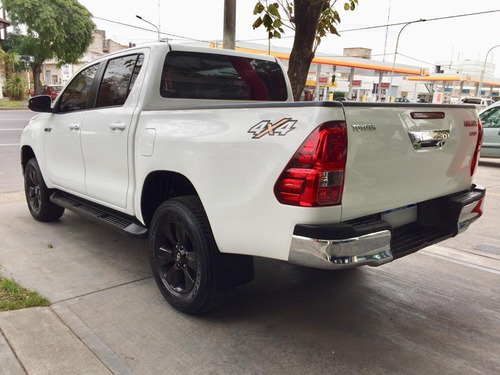 Imagen 6 de 9 de Hilux 2.8 D Srv 4x4 Mt 2016