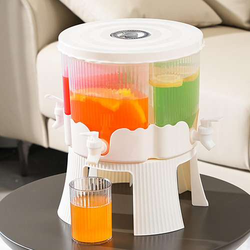 Elegante Servidor De Bebidas Con Jarra De Agua E Estilo A