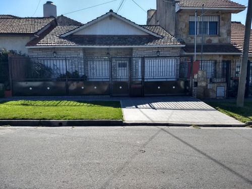 Casa Mar Del Plata , Punta Mogotes Con Jardin , Parrilla C/  Patio , Cochera, 