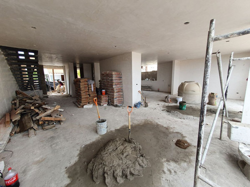 Se Vende Residencia En Mision San Jeronimo, 4ta Recamara En Pb, 4 Baños, Jardín