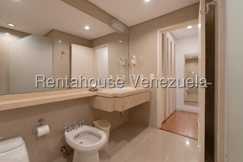Comodo Apartamento, En Venta En Chuao, 25-8516