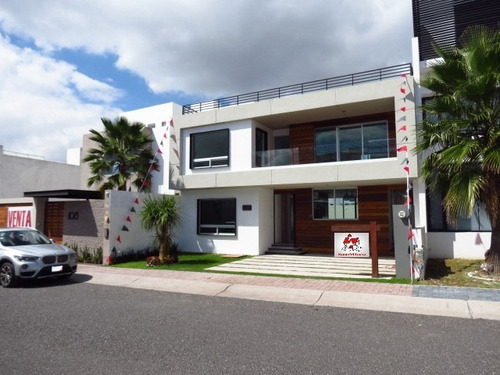 Imagen 1 de 14 de El Refugio - Casa En Calle Abierta, Con Amplio Jardín. Venta
