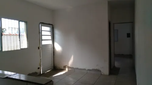 Casa 2 Dormitórios Em Bairro Residencial, Próximo A Comércios, Escolas, Transportes E Muito Mais!