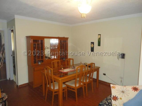 Fina Barro Vende Apartamento En Monte Cristo 24-21961 Yf
