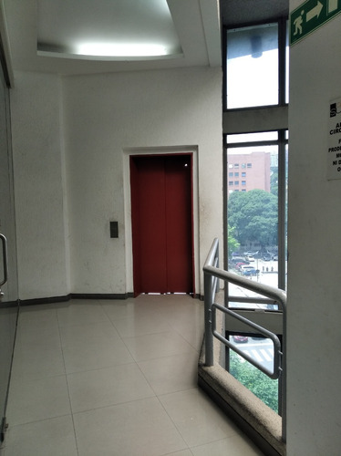 En Alquiler Oficina En Las Mercedes De 136m2