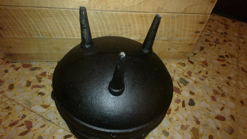 Imagen 7 de 8 de Olla De Hierro Fundido 3 Patas De 9,5 Lts.