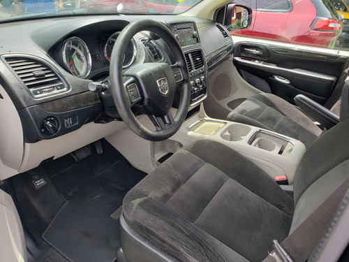 Imagen 4 de 8 de Dodge Caravan 2016 Gris