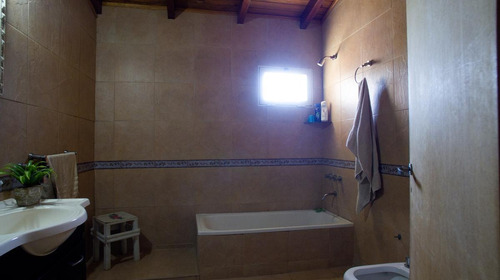 Imagen 9 de 16 de Casa De 3 Dormitorios Con Cochera Cerrada, Pileta Y Quincho En La Ciudad De Perez
