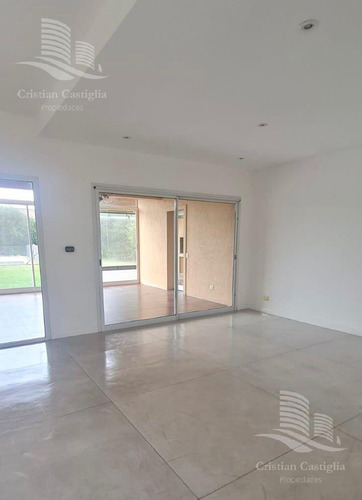 Casa En Venta San Isidro Labrador - 5 Ambientes Con Dependencia De Servicio