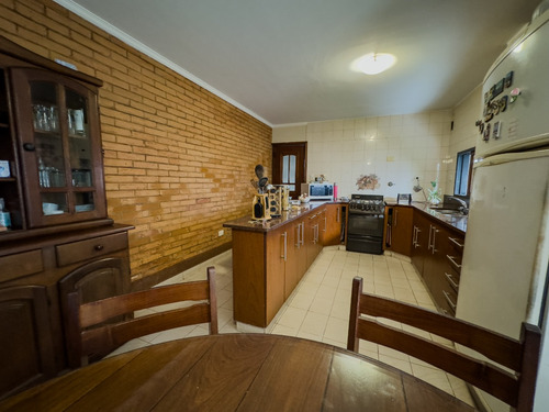 Casa Ecléctica En Zona Céntrica: Estilo, Confort Y Seguridad Para Tu Familia