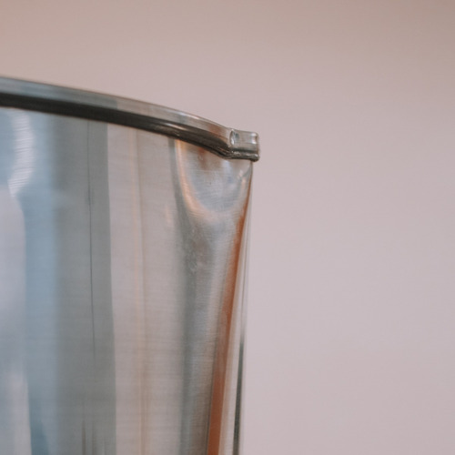 Taza con borde de aluminio N 18, mango de madera, 3,8 litros, color plateado