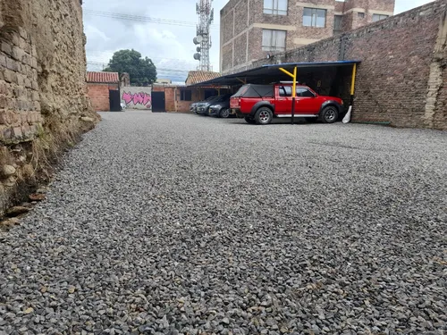 Amplio Lote 580m2. A Dos Cuadras Del Parque De La Villa Y Cerca A La Zona Bancaria Davivienda, Av Villas, Banco Caja Social, Actualmente Funciona Como Parqueadero.