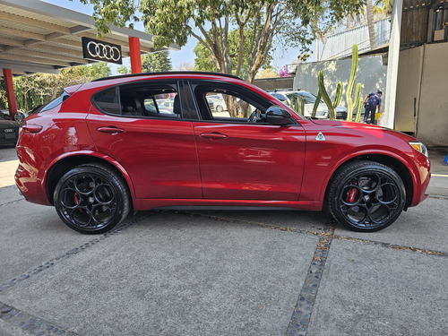 Alfa Romeo Stelvio 2.9L Quadrifoglio Verde V6 Bi-Turbo At