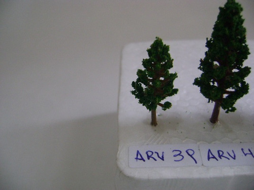 Imagen 3 de 6 de Nico 10 Pinos De 3,8 Cms De Alto Plastico Tato H0 (arv 39)