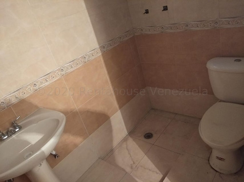 Townhouse En Venta En La Cooperativa Maracay Aragua 23-4820 Irrr