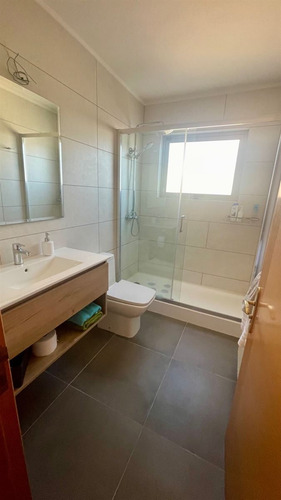 Casa En Venta De 5 Dorm. En Concón