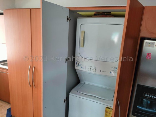 Apartamento En Venta En Los Chaguaramos. Yr242162. Apartamento 4hab 3 Baños, Maletero, Tanque De Agua; Muy Ventilado E Iluminado, Con Vista De 200 Grados Al Avila Y Panorámica De La Ciudad.
