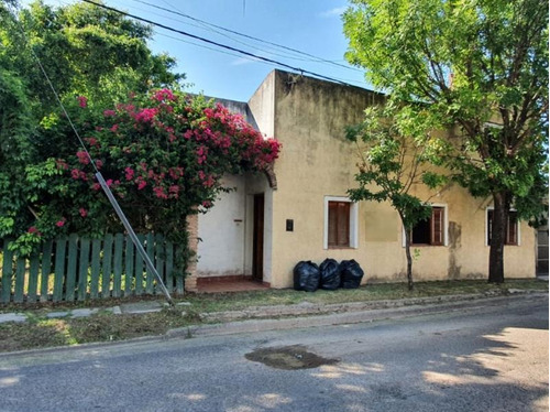 Imagen 1 de 25 de Piaggio Y Montenegro, Casa De Dos Dormitorios Con Amplio Jardín, Excelente Barrio