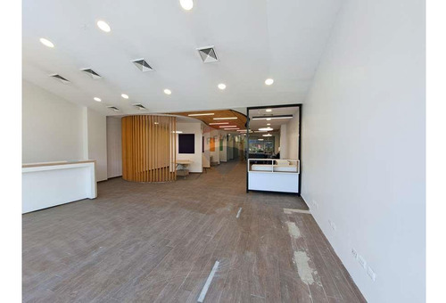 Amplio Local Comercial En Av. Las Condes