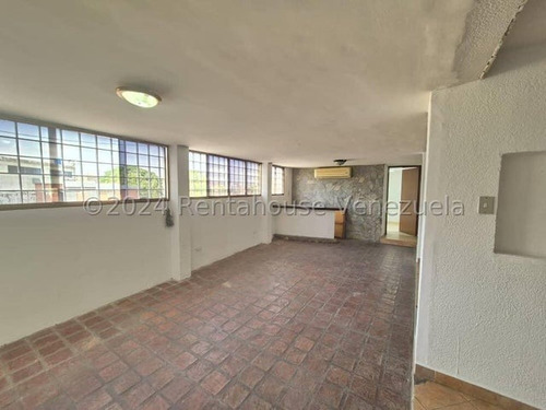 Casa En Alquiler En El Este De Barquisimeto 24-26179 Dh