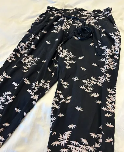 Pantalon negro floreado deals